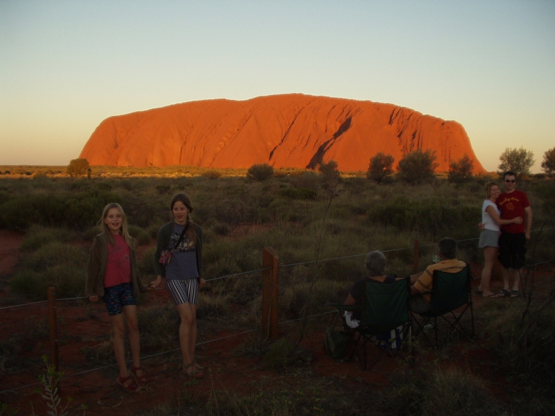 Mona und Ines beim Ayers Rock