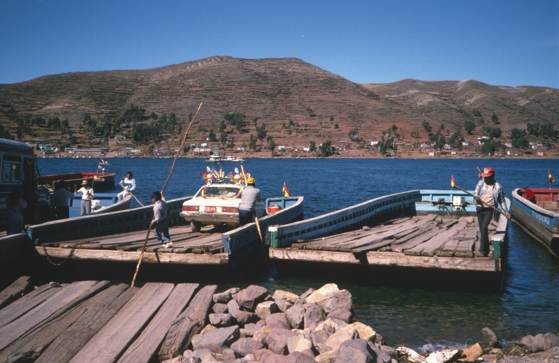 F&auml;hre &uuml;ber eine Engstelle des Titicaca-Sees