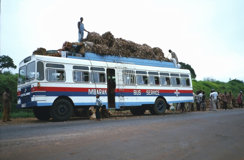 &Uuml;berlandbus wird beladen