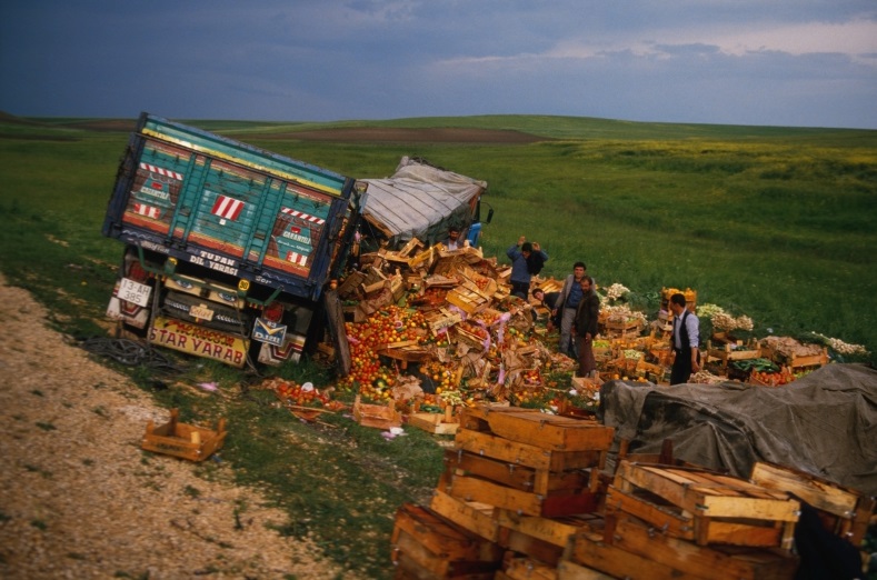 LKW-Unfall mit "Obstsalat"